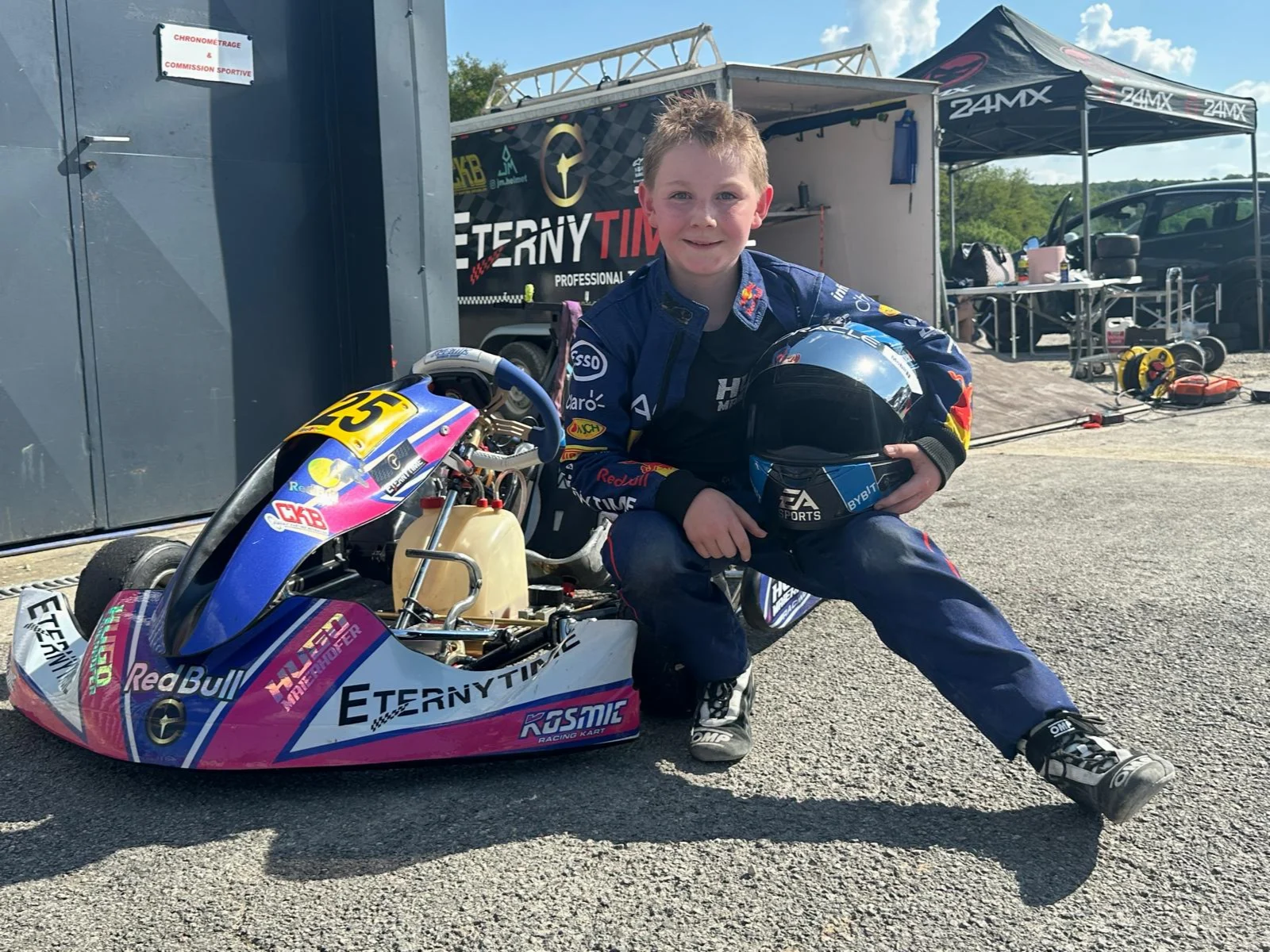 Hugo avec son kart et son casque