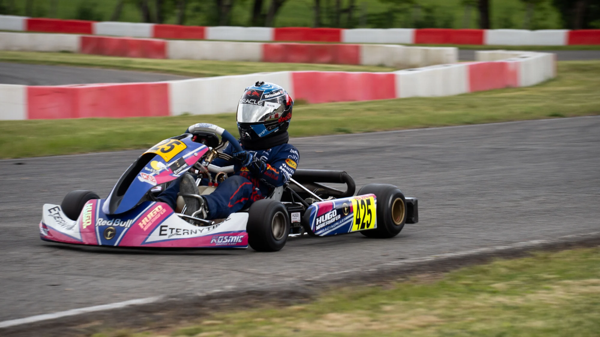 Hugo au volant de son kart 425 en piste
